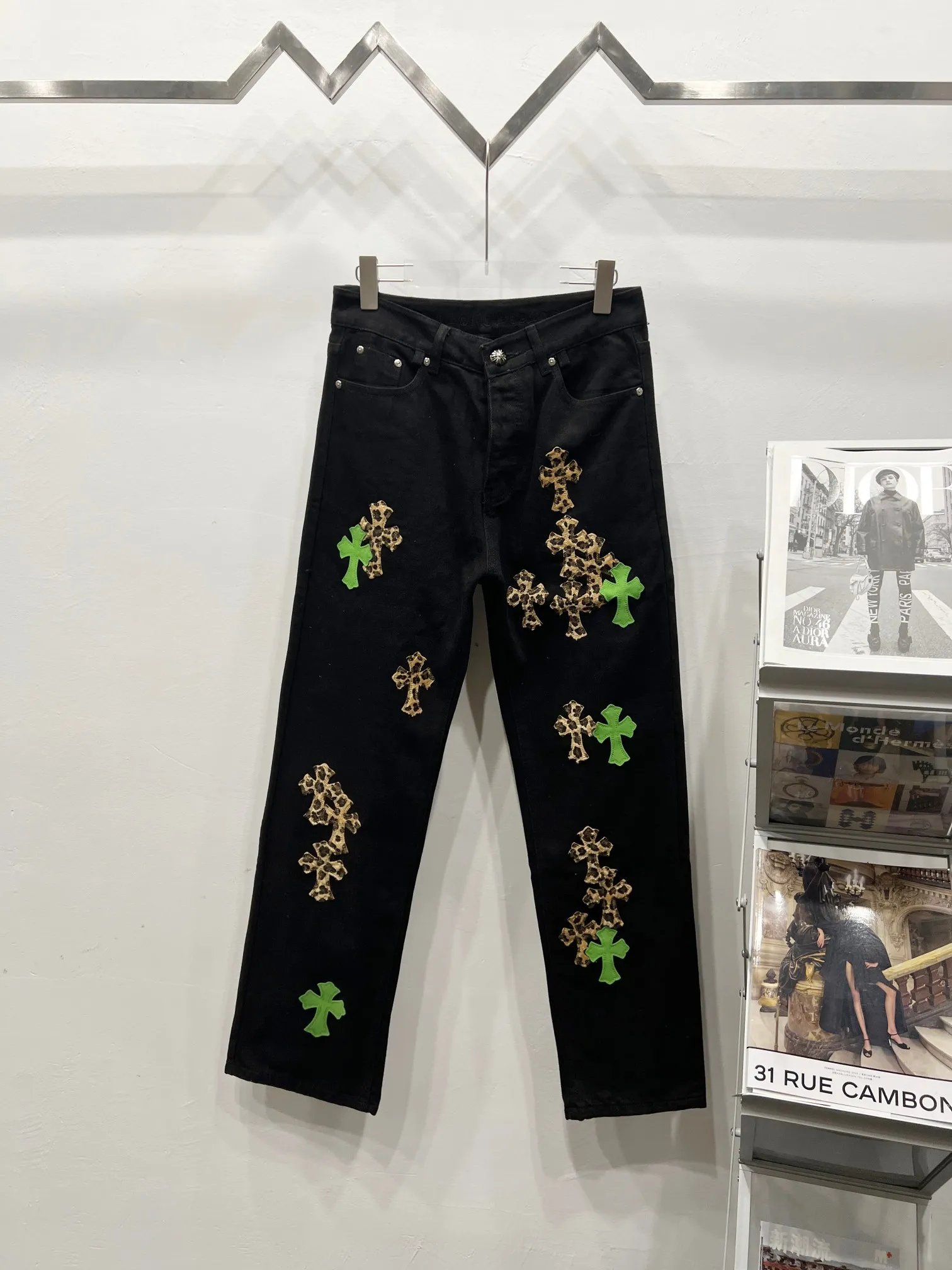 P250 Style Number: (c039) Chrome Hearts CH Chrome Hearts Heavy Industry Damaged High Street Jeans Exude unruly personality and unique charm. Every wear and tear is carefully designed to present a unique artistic feel. Made of imported denim fabric, which has undergone heavy industrial washing and destruction treatment, the trousers show a super cool effect on the upper body, allowing you to dominate the fashion stage.  This is more than just a pair of jeans, it is an expression of attitude. With its unique design concept and ultimate pursuit of details, Croxin breaks traditional boundaries and defines the jeans trend in the new era. The trousers are made of double-layer woven fabric and matched with customized hardware, showing an incomparably beautiful and unique style, making every wearer the focus of fashion. Imported denim fabric, super heavy-duty washed and damaged, the upper body is super cool! Customized hardware, incomparably good-looking model. The production process is difficult. It has a high-street feel. Color: blue Size: S M L XL XXL